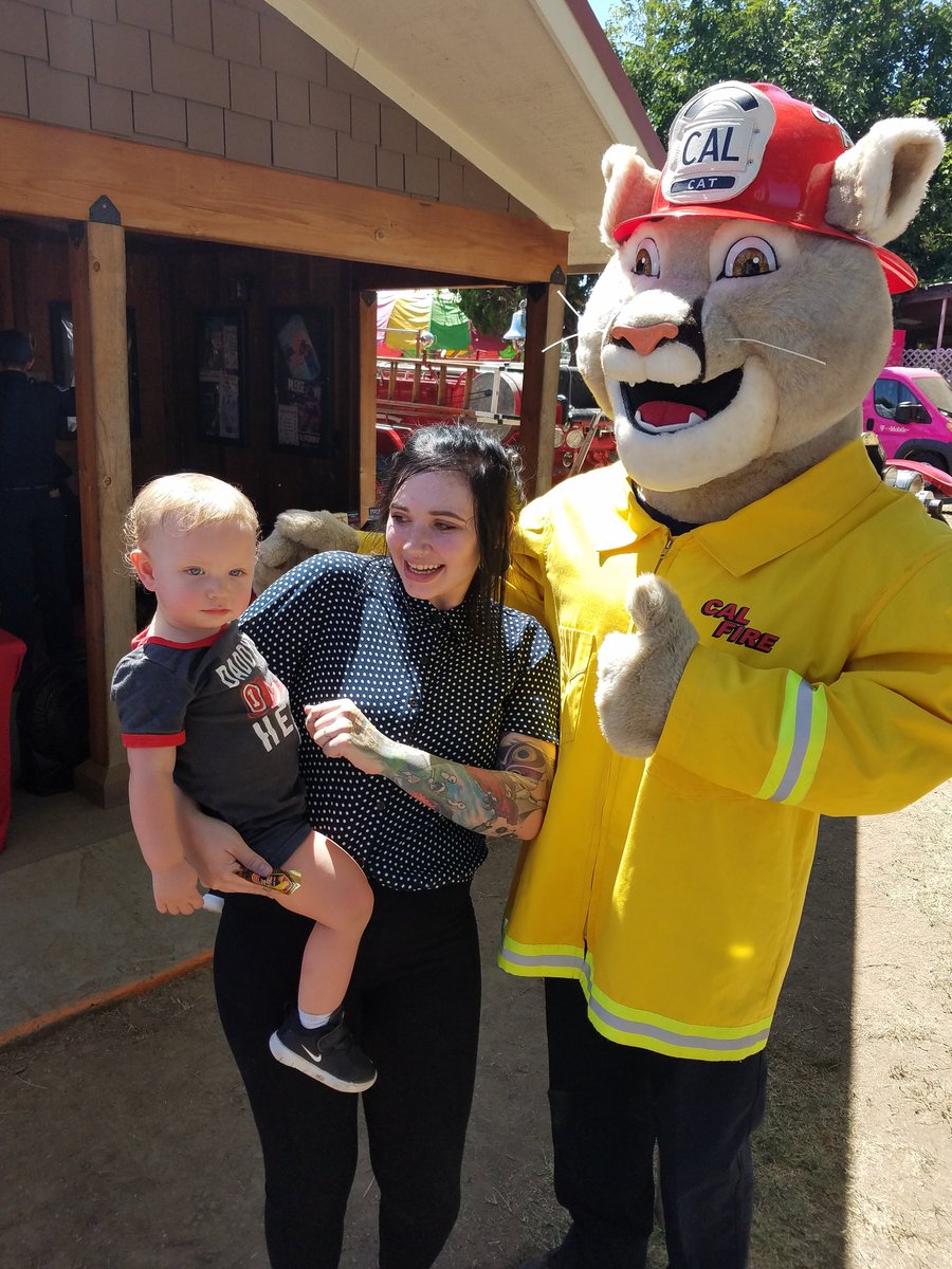 CALFIRE_ButteCo's tweet photo. #CaptainCal has some basketball skills! Spreading his fire safety message at the #ButteCountyFair and having fun! #SafetyStartsWithYou https://t.co/q5JetQH84F