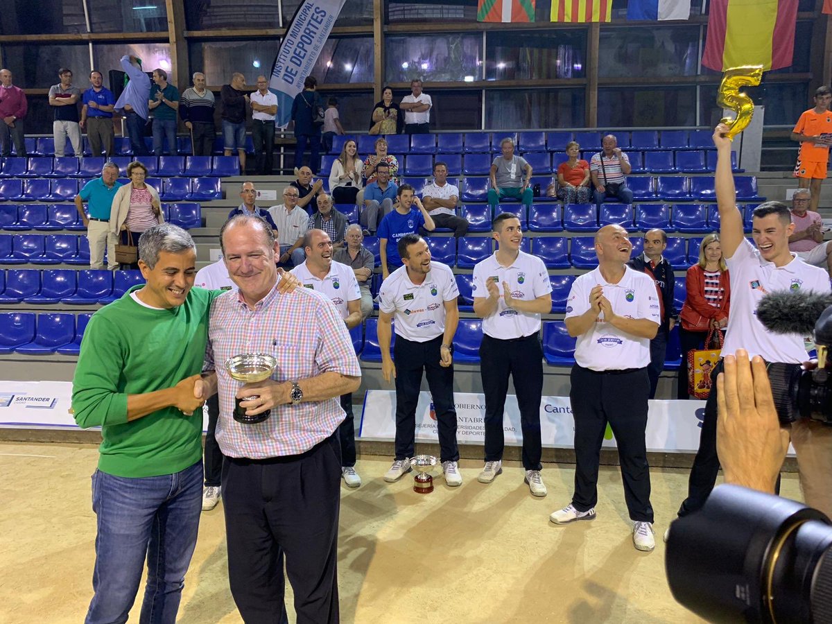 Pablo_Zuloaga's tweet photo. La @PB_Penacastillo nos está dando grandes tardes de #bolos en la Mateo Grijuela de #Santander 🏆, esta vez en una apasionante final contra los de #Camargo ¡Enhorabuena por un nuevo título y con este son 5️⃣ grandes 💪🏽! #Cantabria 🇵🇱 https://t.co/XzdoUCjMXL
