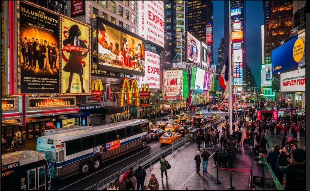 Newyork city knows no rest! 🌆✌️