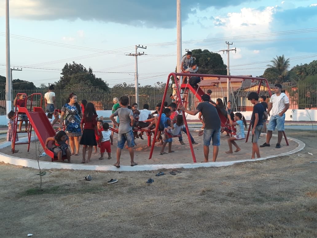 claytonoleto's tweet photo. Morador de Amarante me enviou estas fotos, que mostram a alegria da população usando o Complexo de Esporte e Lazer inaugurado ontem pelo Gov. @FlavioDino. Equipamento público já incorporado à rotina da cidade. Parceria @SinfraMA e @sedel_ma. https://t.co/W3w6kYGbdE