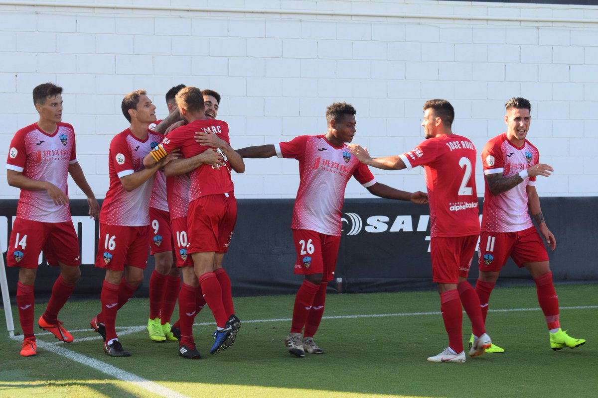 Els jugadors del Lleida Esportiu celebren formant una pinya el segon gol lleidatÃ  a la Ciutat Esportiva de Paterna