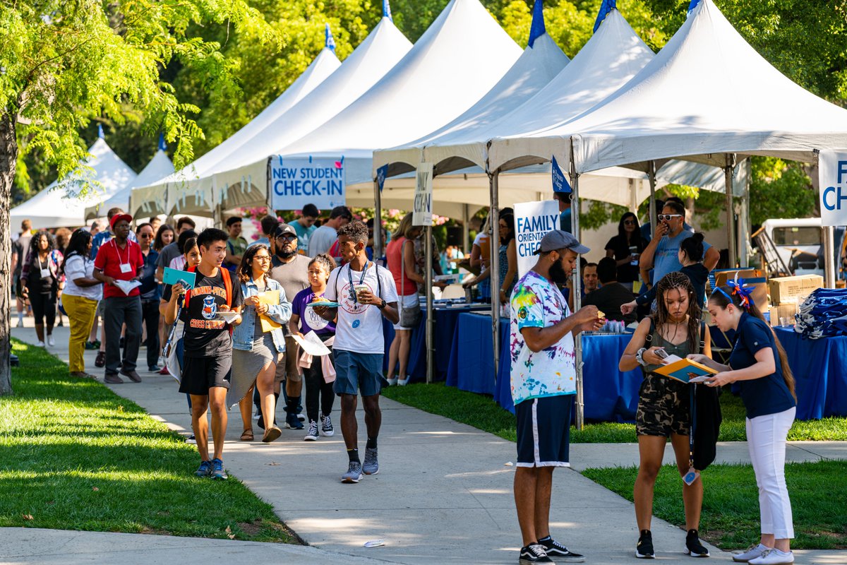 pomonacollege's tweet image. New Student Orientation is under way! It was a busy morning as families descended on South Campus to help move in their student to their sponsor groups! Chirp chirp!