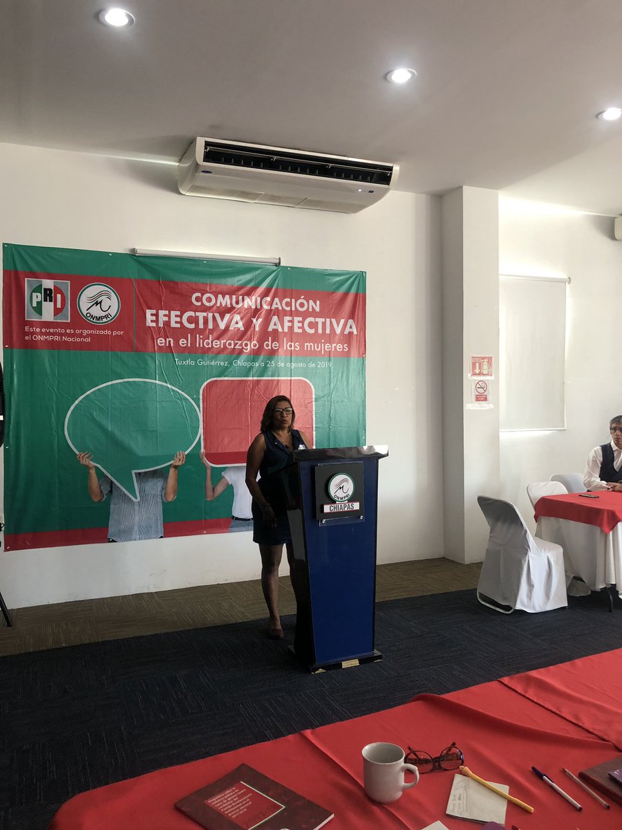 ruthpensa's tweet photo. Continuamos con el taller "Comunicación efectiva y afectiva en el liderazgo de las mujeres" organizado por el @OnmpriNacional para las Mujeres Priistas del Estado de Chiapas Ponente Armando Quiñones. #LaCausaNosUne https://t.co/bxO874MBlr