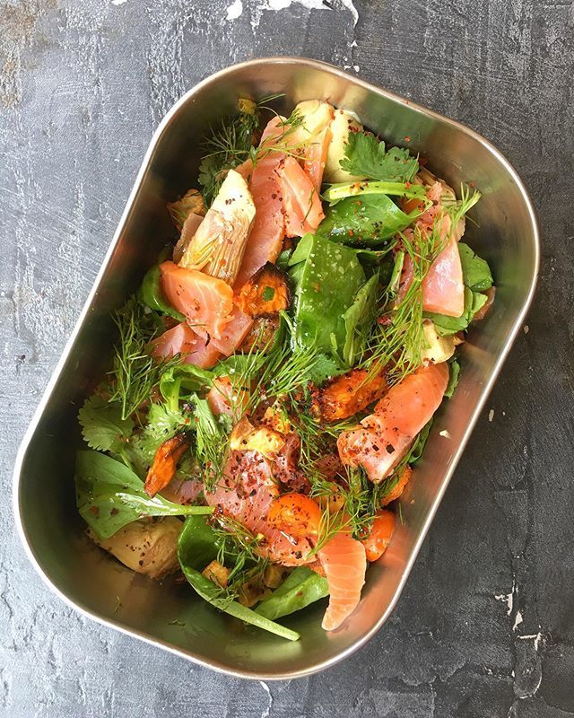 ROAD TRIP EATS for a drive down to Dorset for a mini break to visit @finlaydixey - fridge forage salad of @londonsmokeandcure sashimi salmon marinated in lemon juice and <a href="/rootedspices/">ROOTEDspices</a> house blend, roasted carrots and white sweet potato, mini organise tom… ift.tt/2L7RD2Z