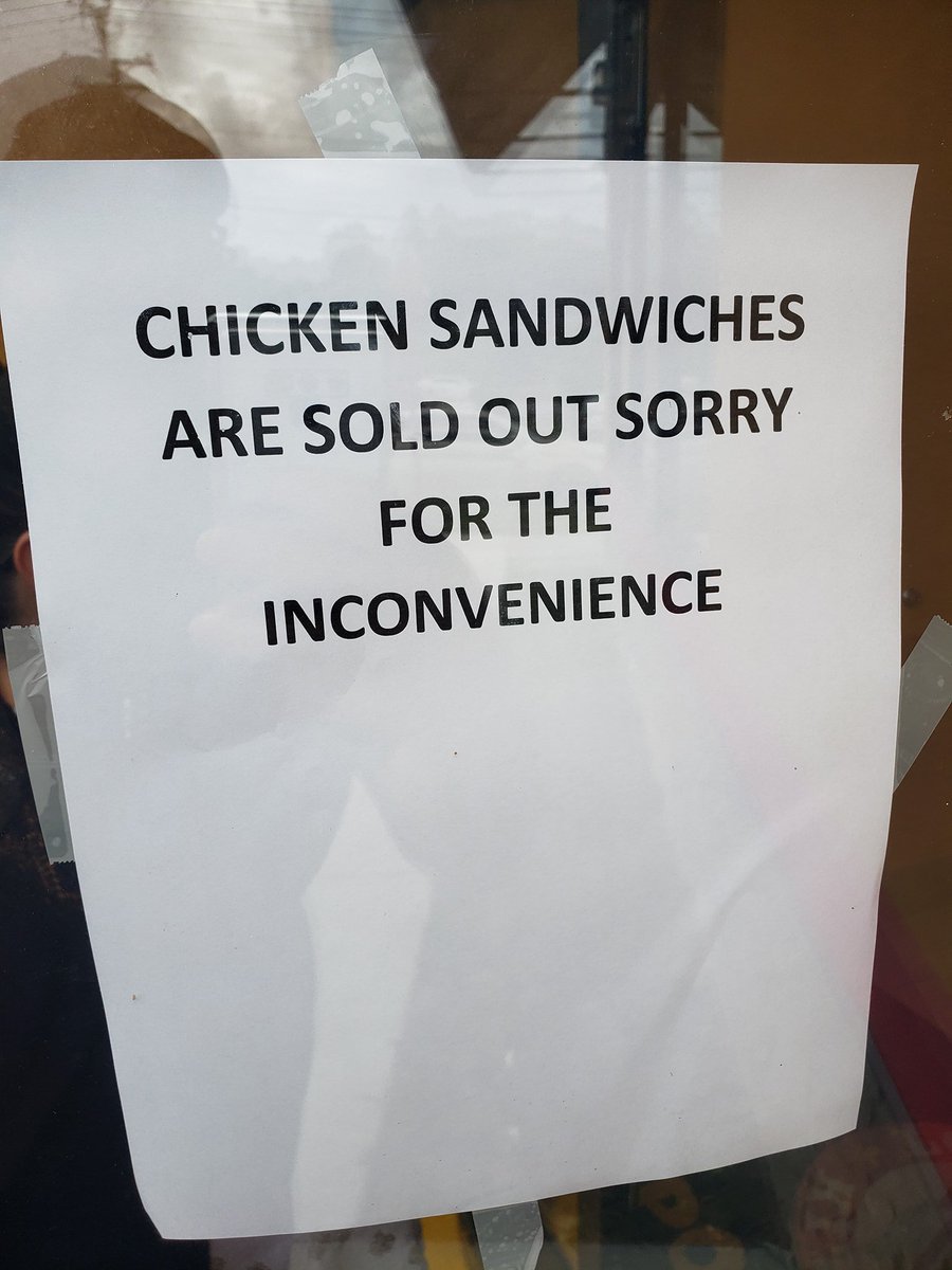 Rainlyn's tweet photo. @PopeyesChicken Really?! You got folks angry over here. The store had us on lock down!! Because one customer threatened the employees!! Instead of calling cops. Manger has store locked down. https://t.co/8oKq0GuyjD