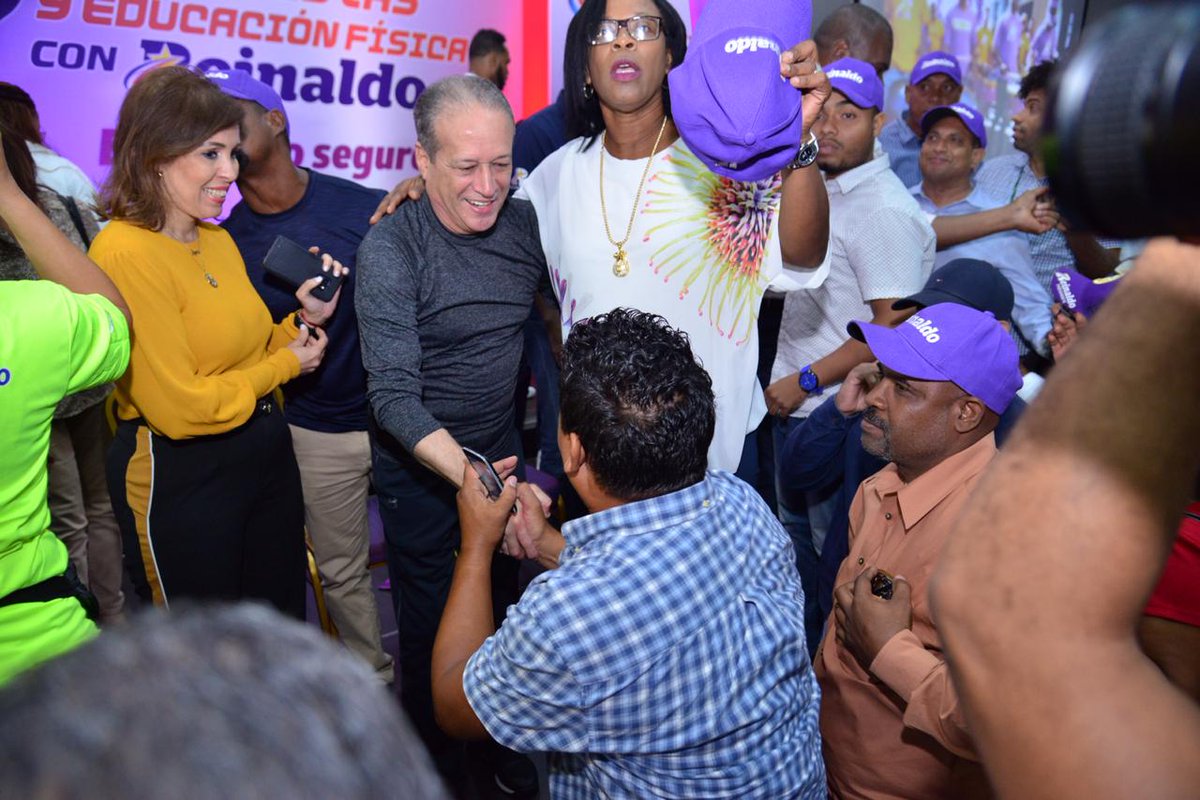 GinaPaulangeles's tweet photo. Siempre dispuesto a escuchar las necesidades en busca de las posibles soluciones #ReinaldoenSDE https://t.co/PhpKKDdQMP