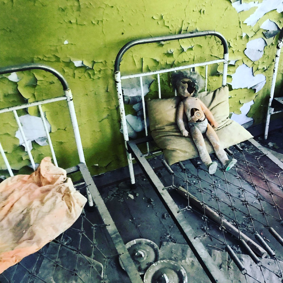 Toutefois une garderie d’enfants plutôt effrayante est toujours visible. Complètement délabré, des jouets sont dispersés çà et là et l’ambiance est plutôt glassante.  #Tchernobyl  (Plus de photos:  http://Instagram.com/nashtagstagram )
