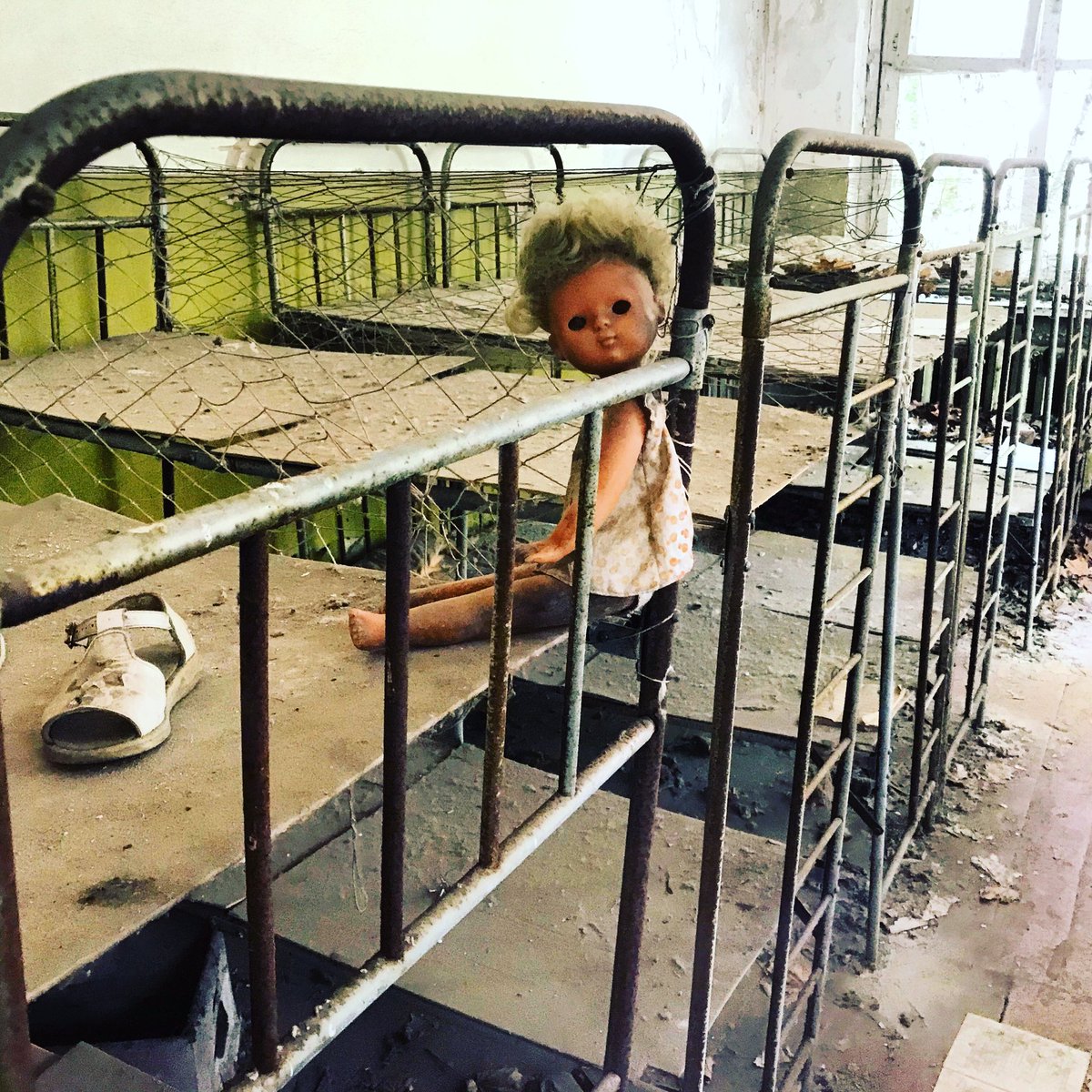 Toutefois une garderie d’enfants plutôt effrayante est toujours visible. Complètement délabré, des jouets sont dispersés çà et là et l’ambiance est plutôt glassante.  #Tchernobyl  (Plus de photos:  http://Instagram.com/nashtagstagram )