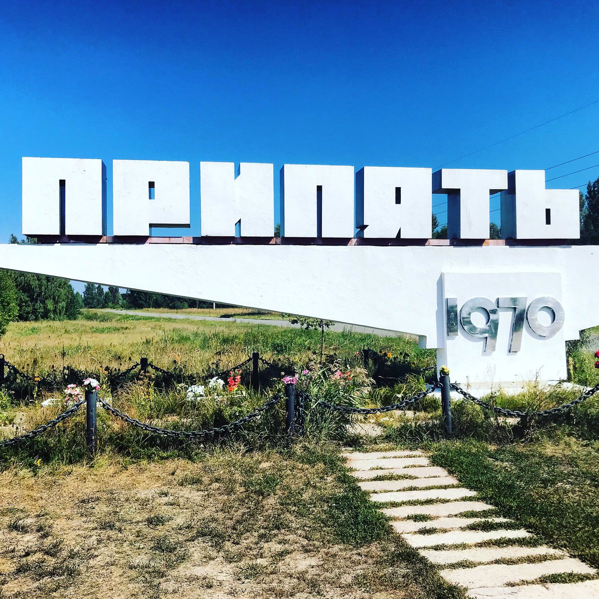 Nous poursuivons enfin notre chemin pour arriver devant le panneau d’entrée de Prypiat, cité inaugurée en 1970. C’est une ville réservé à l’élite soviétique : chercheurs, scientifiques, universitaires.  #Tchernobyl  (Plus de photos:  http://Instagram.com/nashtagstagram )