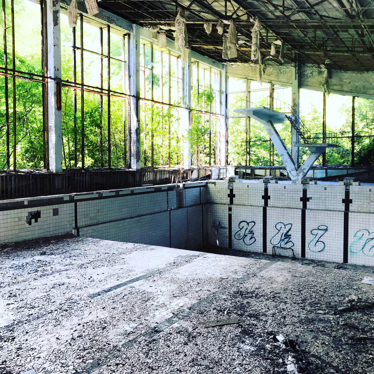 Une fois arrivés sur place nous partons à pied visiter la ville. Nous commençons par la piscine. Et la salle de sport. Tout est délabré est tombe en ruine. La végétation a envahi les lieux.  #Tchernobyl  (Plus de photos:  http://Instagram.com/nashtagstagram )