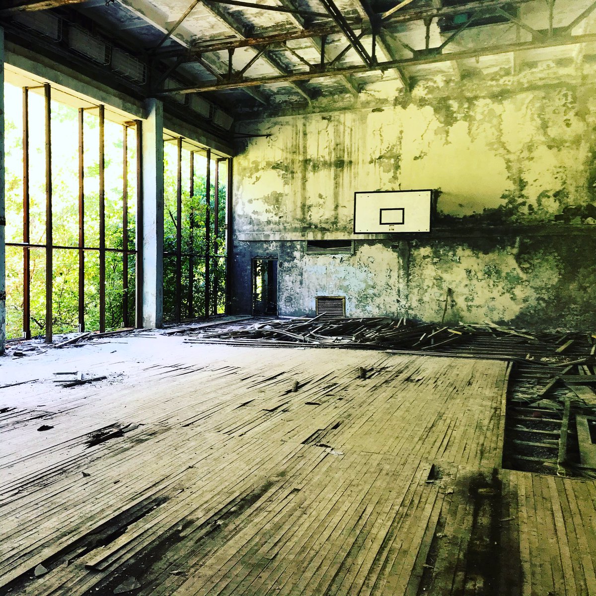 Une fois arrivés sur place nous partons à pied visiter la ville. Nous commençons par la piscine. Et la salle de sport. Tout est délabré est tombe en ruine. La végétation a envahi les lieux.  #Tchernobyl  (Plus de photos:  http://Instagram.com/nashtagstagram )