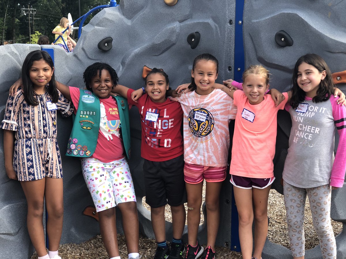 PTAHMES's tweet photo. Beautiful afternoon for our annual welcome for new families - Popsicles on the Playground. We can’t wait to see everyone again tomorrow for #FirstDayHMES #FirstDayFairfax! Special thanks to Alyson, Amy & Melissa for organizing our first family event! #HMESCares #ourHMES https://t.co/3Rtwgshrum