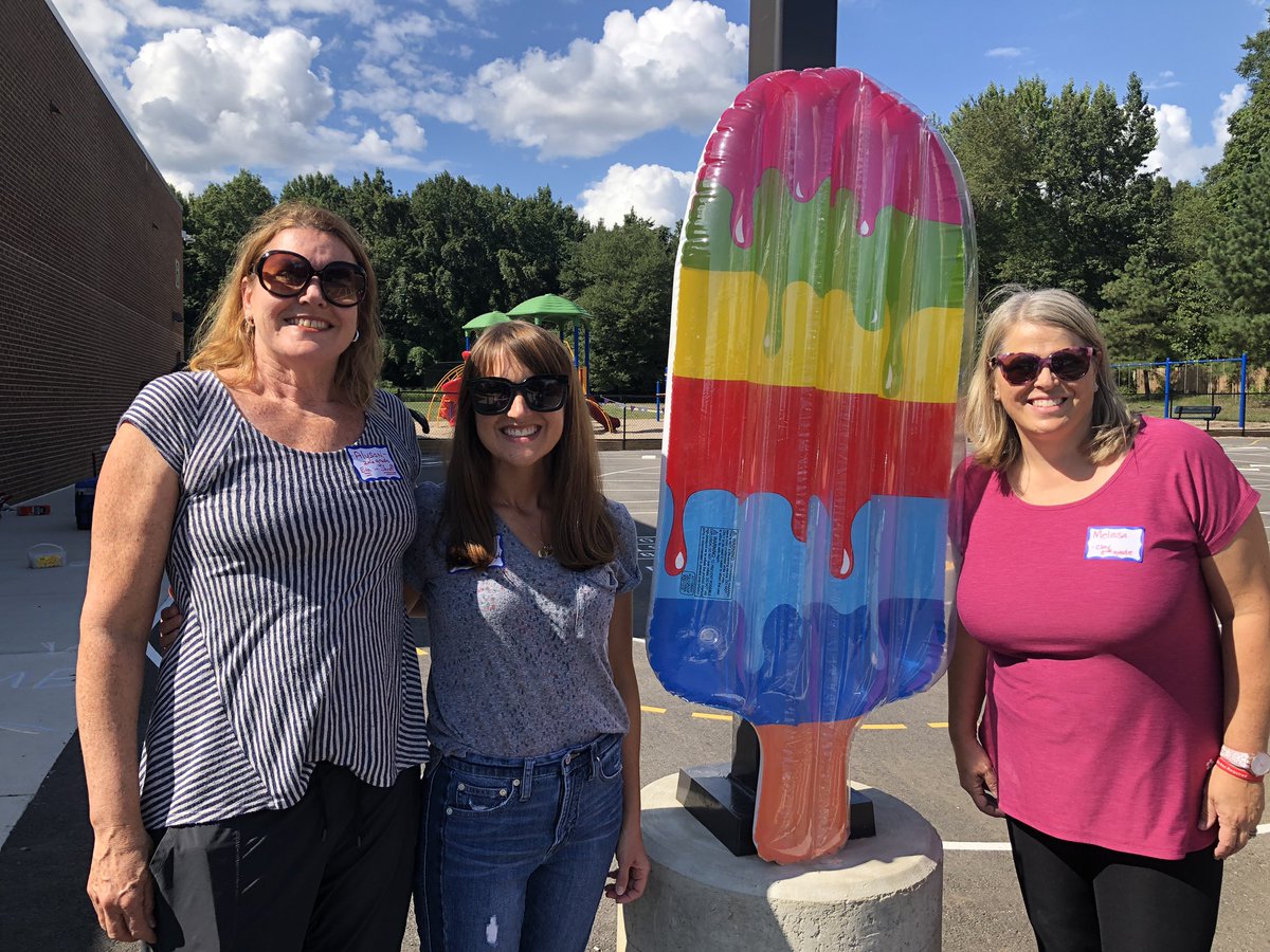 PTAHMES's tweet photo. Beautiful afternoon for our annual welcome for new families - Popsicles on the Playground. We can’t wait to see everyone again tomorrow for #FirstDayHMES #FirstDayFairfax! Special thanks to Alyson, Amy & Melissa for organizing our first family event! #HMESCares #ourHMES https://t.co/3Rtwgshrum