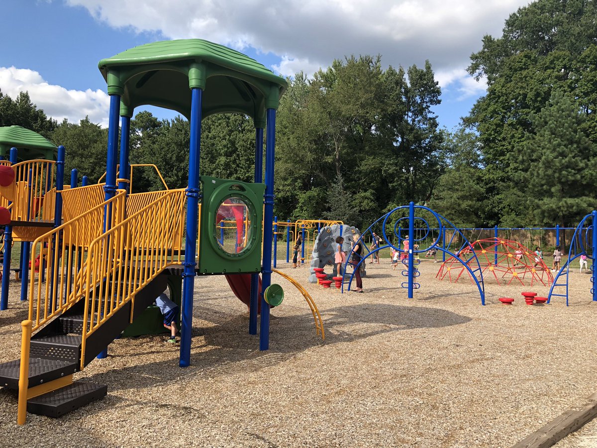 PTAHMES's tweet photo. Beautiful afternoon for our annual welcome for new families - Popsicles on the Playground. We can’t wait to see everyone again tomorrow for #FirstDayHMES #FirstDayFairfax! Special thanks to Alyson, Amy & Melissa for organizing our first family event! #HMESCares #ourHMES https://t.co/3Rtwgshrum