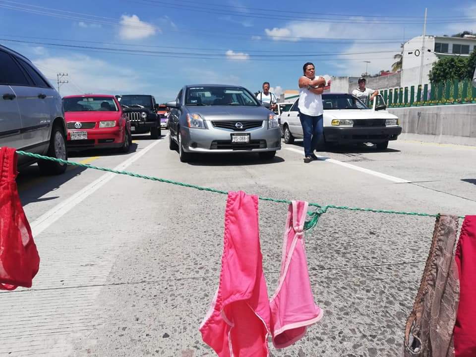 Ponen tangas y calzones en tenderos a modo de protesta vecinos de #Acapantzingo en la autopista del Sol, para llamar la atención del alcalde de #Cuernavaca Antonio Villalobos  para exigir que mande carros a recolectar la basura de la colonia Vía <a href="/MaximoPerro/">MáximoC</a> Fotos: cortesía