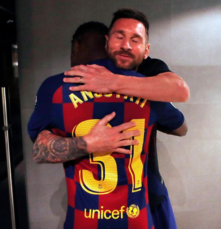 El abrazo de Lionel Messi a Ansu Fati, el chico de 16 años que debutó esta noche con el FC Barcelona. La máxima leyenda del club felicitando a un chico que apenas inicia. Qué preciosa imagen. IMPOSIBLE NO EMOCIONARSE.