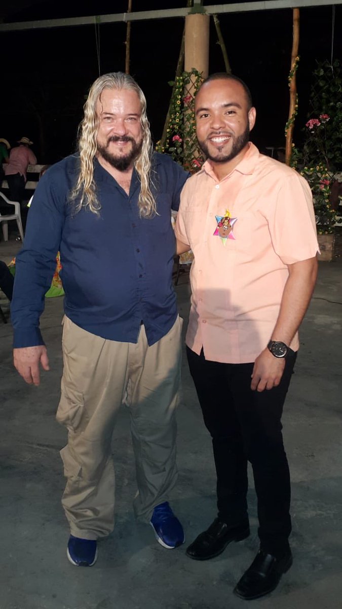 hurtadoj25's tweet photo. Con @EduardoVerdurmen responsable de los efectos especiales en el rodaje de la película panameña “Operación Causa Justa” y autor de la trilogía #RexAngelorum además de #LosFantasmasDeAnni #Neirad #ElPuntoSecreto #ElDibujante https://t.co/j7sSWXHRWR