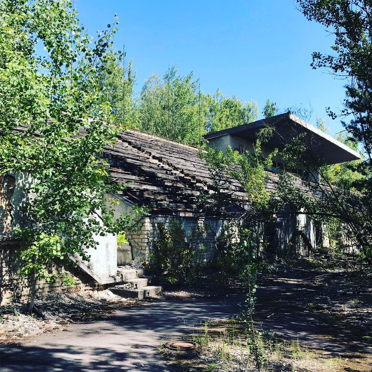 on continue ensuite avec la visite du stade et des installations sportives elles aussi complètement en ruines.  #Tchernobyl  (Plus de photos:  http://Instagram.com/nashtagstagram )