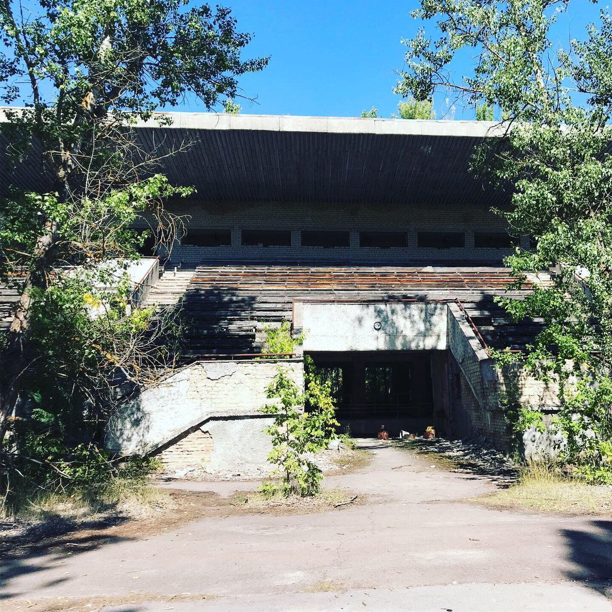 on continue ensuite avec la visite du stade et des installations sportives elles aussi complètement en ruines.  #Tchernobyl  (Plus de photos:  http://Instagram.com/nashtagstagram )