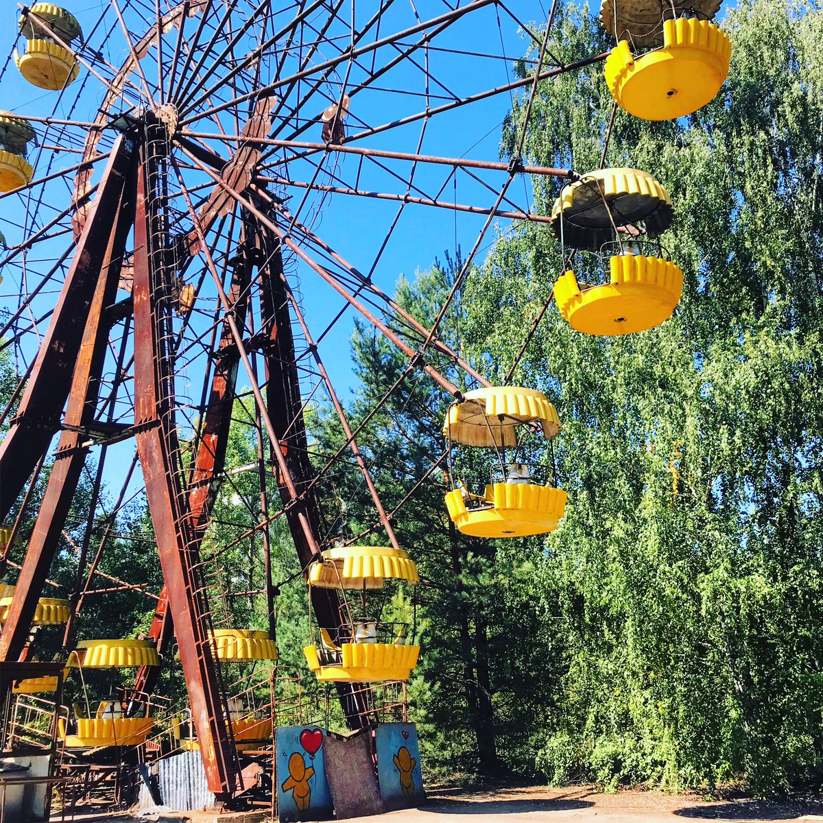 Et l’on débouche sur le parc d’attraction qui n’a jamais ouvert ses portes puisqu’il devait ouvrir environ une semaine après l’explosion.  #Tchernobyl  (Plus de photos:  http://Instagram.com/nashtagstagram )