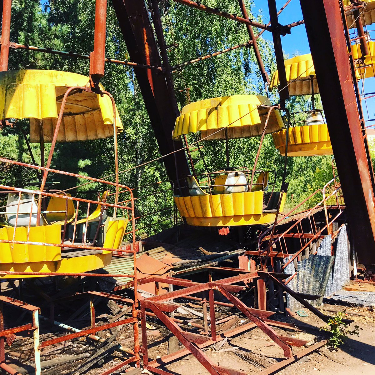 Et l’on débouche sur le parc d’attraction qui n’a jamais ouvert ses portes puisqu’il devait ouvrir environ une semaine après l’explosion.  #Tchernobyl  (Plus de photos:  http://Instagram.com/nashtagstagram )