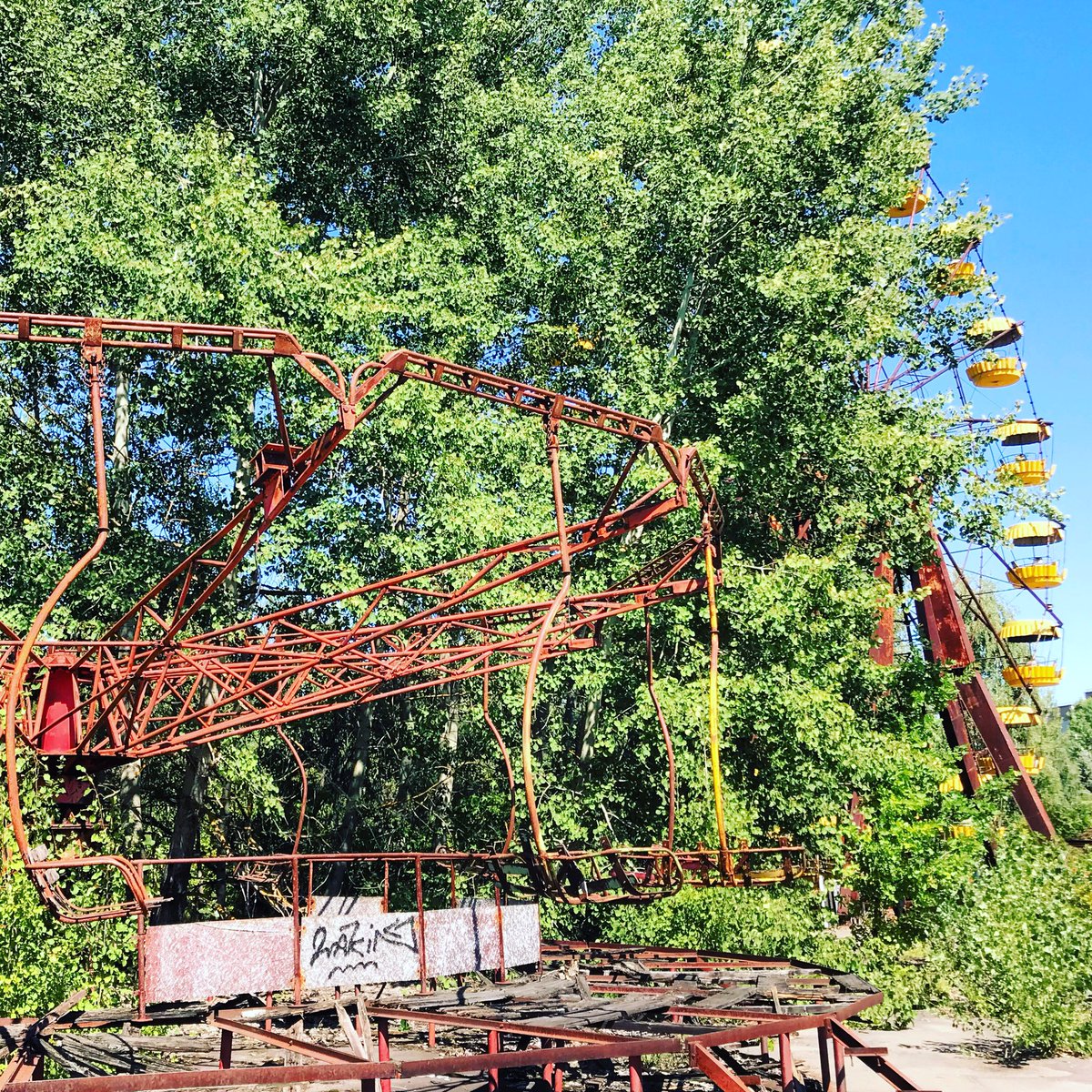 Et l’on débouche sur le parc d’attraction qui n’a jamais ouvert ses portes puisqu’il devait ouvrir environ une semaine après l’explosion.  #Tchernobyl  (Plus de photos:  http://Instagram.com/nashtagstagram )