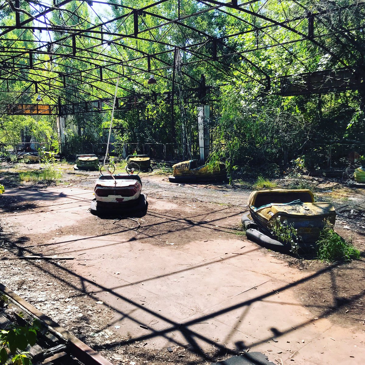 Et l’on débouche sur le parc d’attraction qui n’a jamais ouvert ses portes puisqu’il devait ouvrir environ une semaine après l’explosion.  #Tchernobyl  (Plus de photos:  http://Instagram.com/nashtagstagram )
