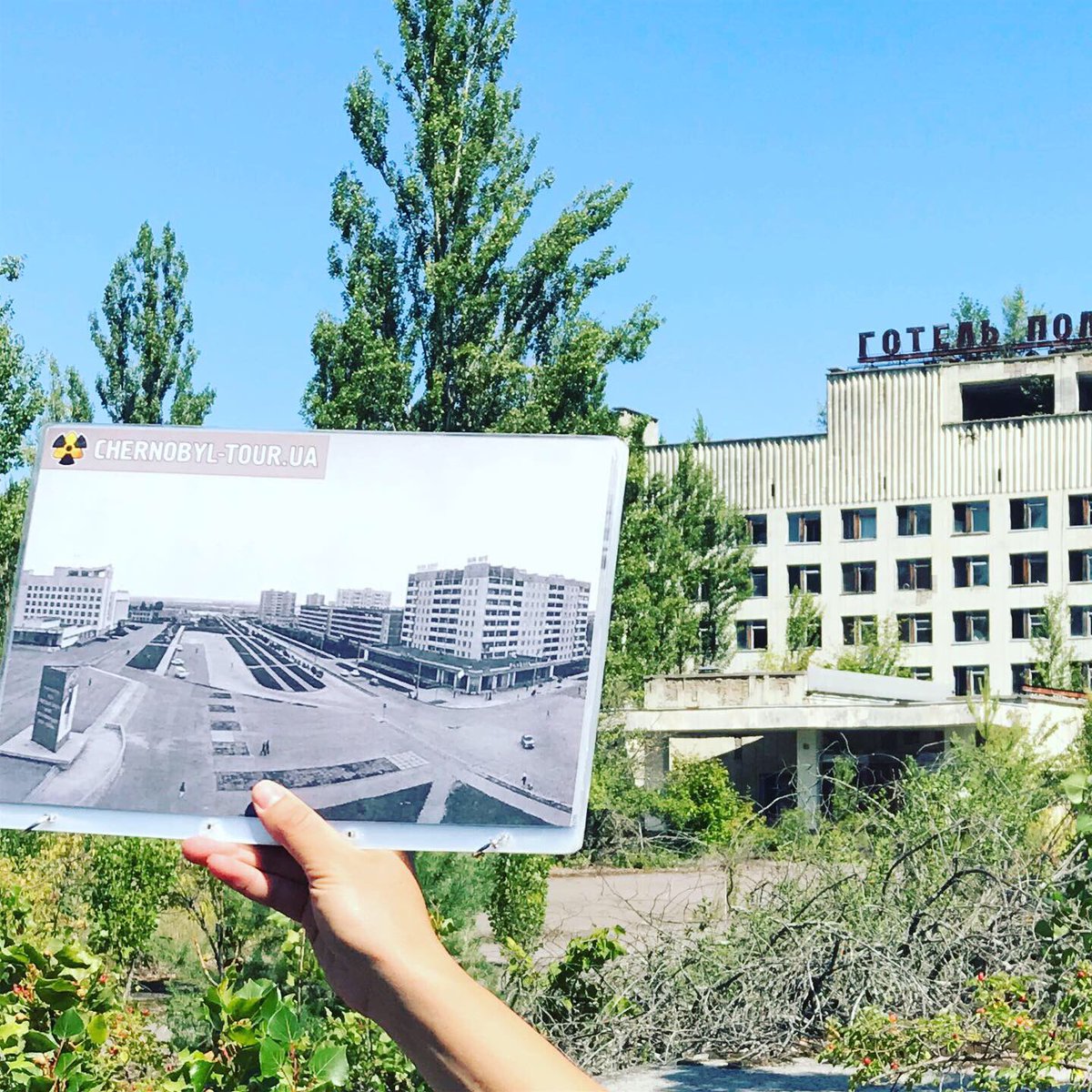 nous nous dirigeons ensuite vers la place centrale où se trouve un théâtre, un restaurant, un centre commercial, et notamment un hôtel.  #Tchernobyl  (Plus de photos:  http://Instagram.com/nashtagstagram )
