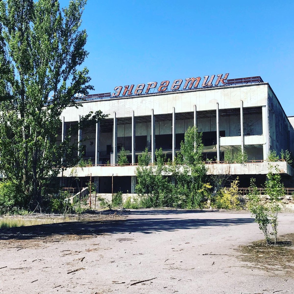 nous nous dirigeons ensuite vers la place centrale où se trouve un théâtre, un restaurant, un centre commercial, et notamment un hôtel.  #Tchernobyl  (Plus de photos:  http://Instagram.com/nashtagstagram )