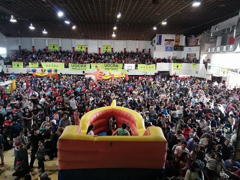 f5noticiasok's tweet photo. #TRELEW | MAS DE DOS MIL PERSONAS EN DÍA DEL NIÑO DE UOCRA 

Este domingo en un tarde inolvidable, los trabajadores de la construcción y sus familias colmaron el Club Independiente para celebrar el día de los niños y niñas. 

La Noticia: https://t.co/CG84y7OoyJ https://t.co/oTmSFDOOBH