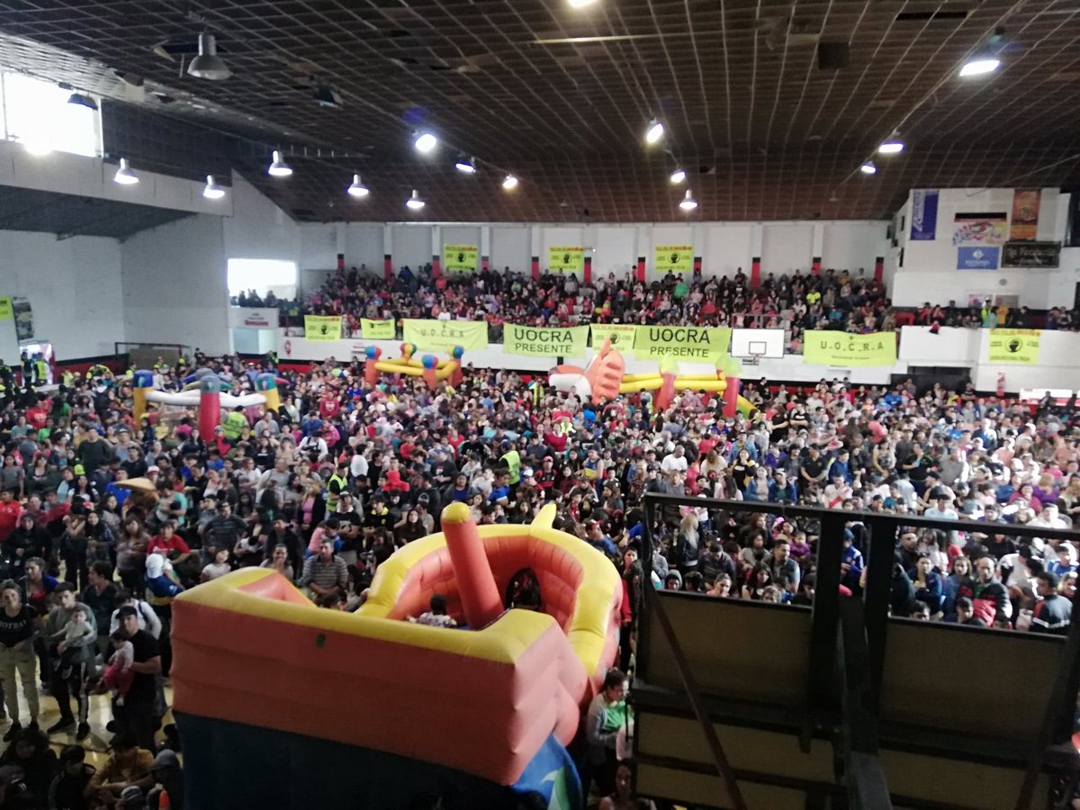 f5noticiasok's tweet photo. #TRELEW | MAS DE DOS MIL PERSONAS EN DÍA DEL NIÑO DE UOCRA 

Este domingo en un tarde inolvidable, los trabajadores de la construcción y sus familias colmaron el Club Independiente para celebrar el día de los niños y niñas. 

La Noticia: https://t.co/CG84y7OoyJ https://t.co/oTmSFDOOBH