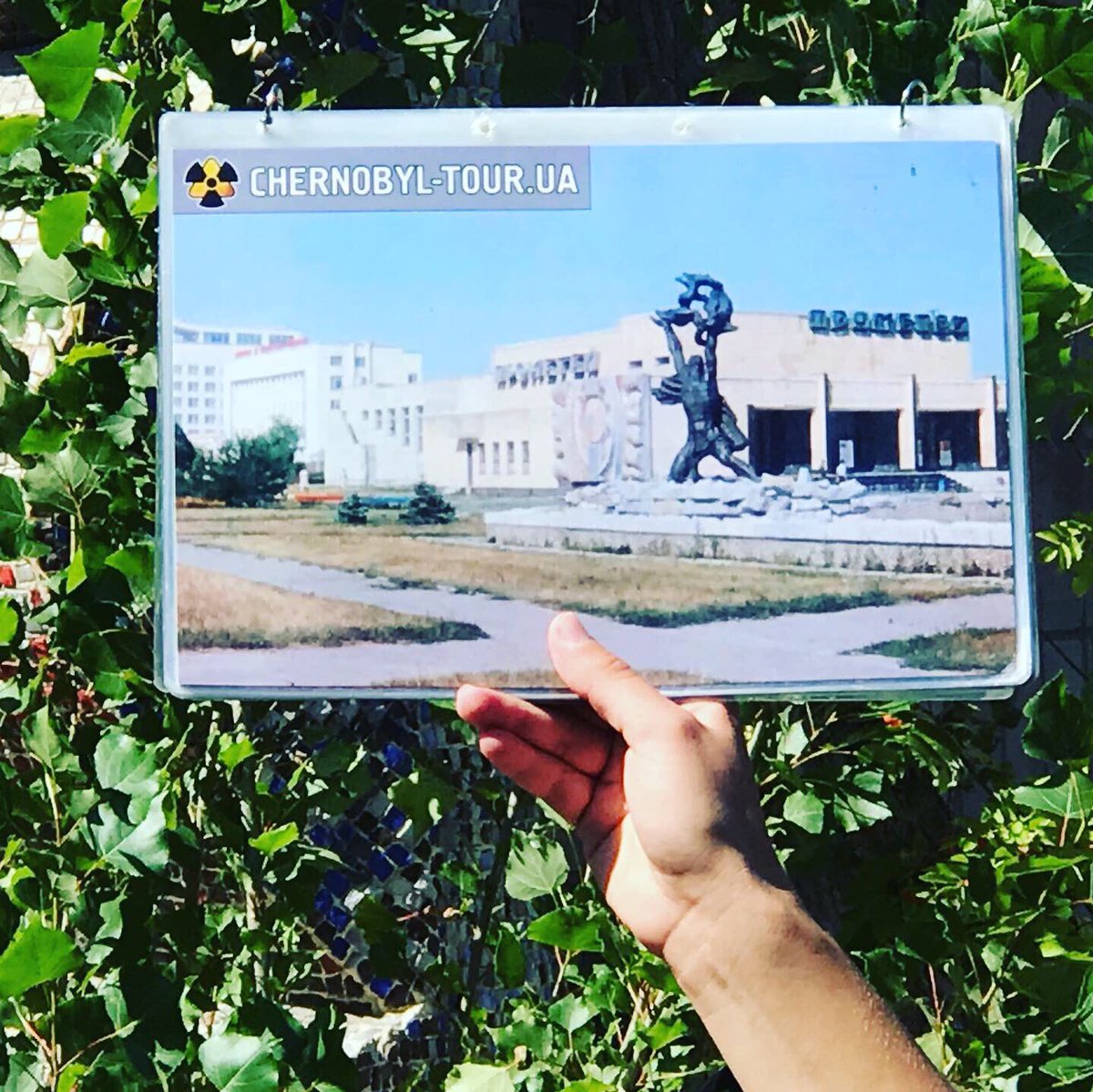 On découvre ensuite la salle de musique et la salle de cinéma. De superbes sculptures en mosaïque ornent leurs frontons.  #Tchernobyl  (Plus de photos:  http://Instagram.com/nashtagstagram )