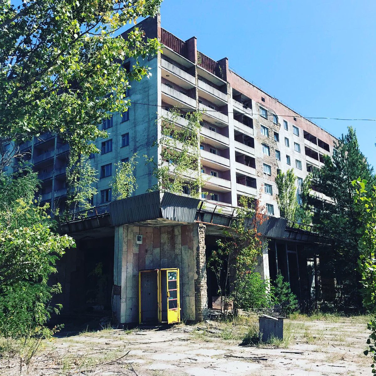 Mais le plus frappant est la rue centrale complètement recouverte par la végétation avec entre les arbres, des bâtiments qui risquent de s’effondrer à tout instant.  #Tchernobyl  (Plus de photos:  http://Instagram.com/nashtagstagram )