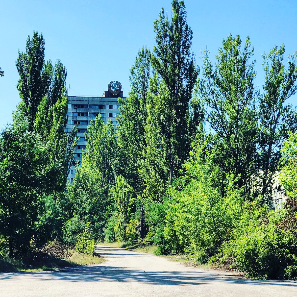 Puisque rien ne peut être touché/modifié, les symboles soviétiques, symboles retirés ailleurs dès l’indépendance de l’Ukraine au début des années 90, sont tjs là et L’Avenue Lénine est tjs l’artère principale.  #Tchernobyl  (Plus de photos:  http://Instagram.com/nashtagstagram )