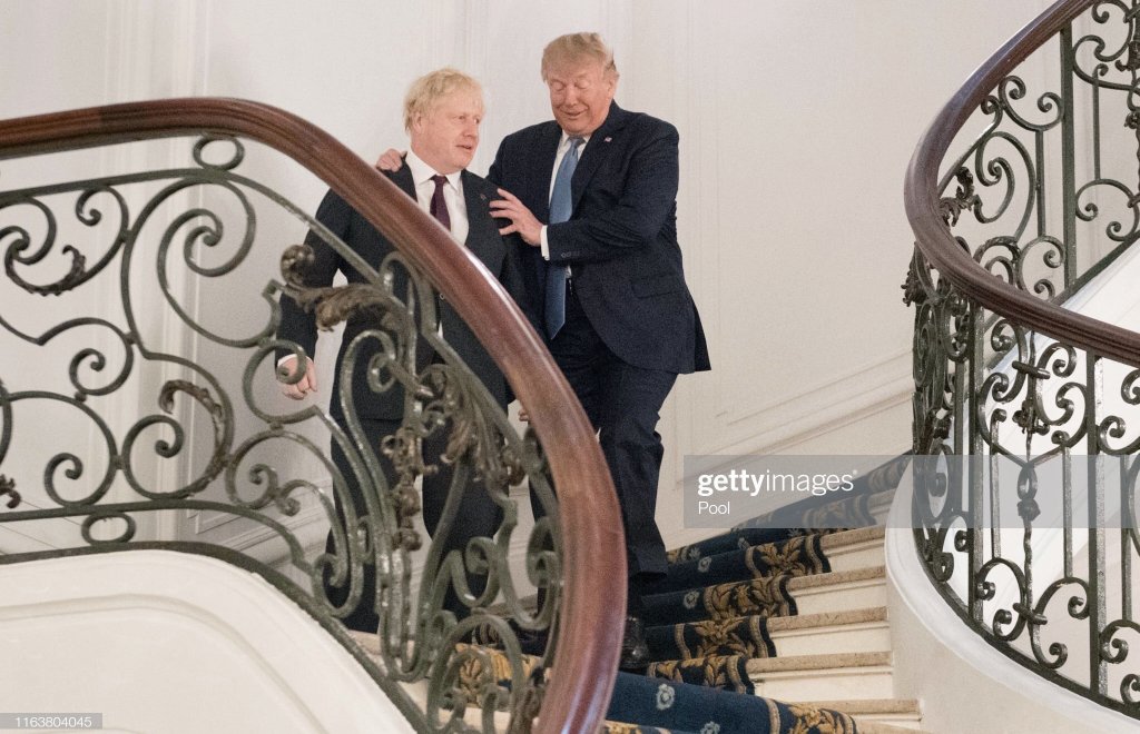 magnateUSA's tweet photo. Sujetando a Boris Johnson para que no haga balconing. https://t.co/LkYLud98Zz