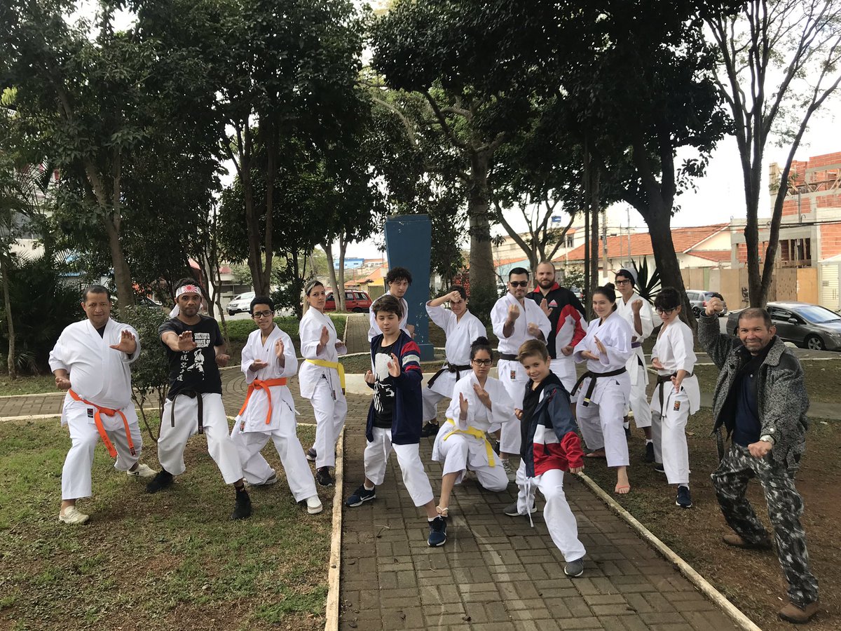 senkikanbrasil's tweet photo. Grupo unido e forte para um Karatê cada vez mais forte 🥋🥋🥋
#karate #shotokan #tradicional #jka #fpktradicional #cbkt #itkf #kata #kumite #artesmarciais #martialarts #budo #karateforlife #cidadedutra #interlagos #interlagossp #interlagoscity https://t.co/k9j4vGs7vO