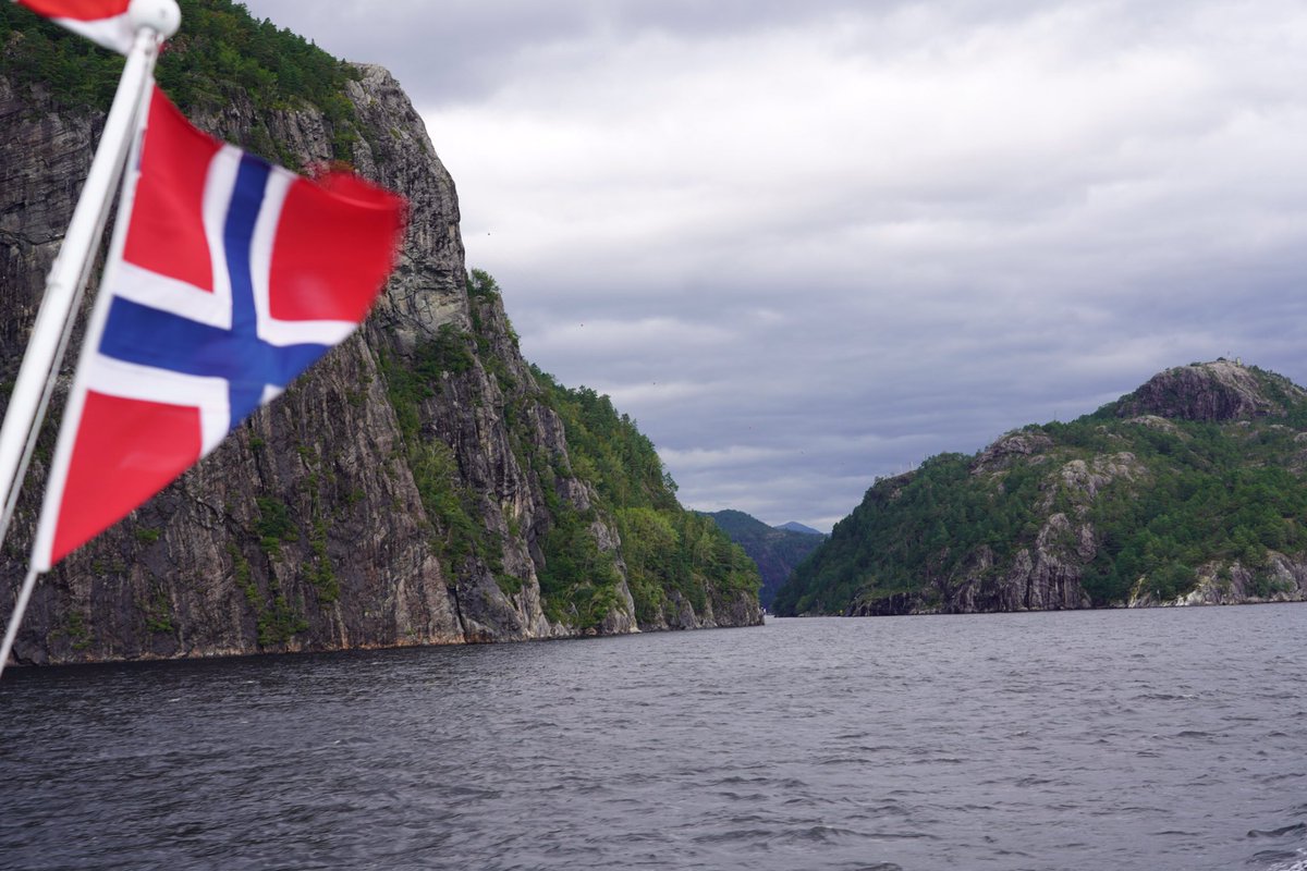 TheDanrr's tweet photo. It’s good to be reminded how beautiful the #earth is ... thank you #Norway and your gorgeous #fjords https://t.co/rzzhPioOHR