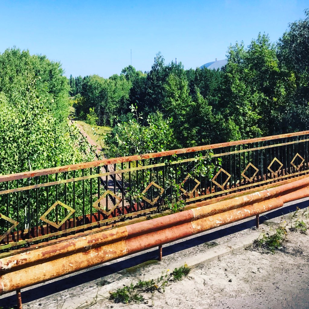 Nous partons vers la centrale et passons le Pont de la mort. Notre guide préfère le terme Pont de la vie car il a permis d’évacuer grand nombre de personnes. On peut voir le sarcophage à l’arrière plan.  #Tchernobyl  (Plus de photos:  http://Instagram.com/nashtagstagram )