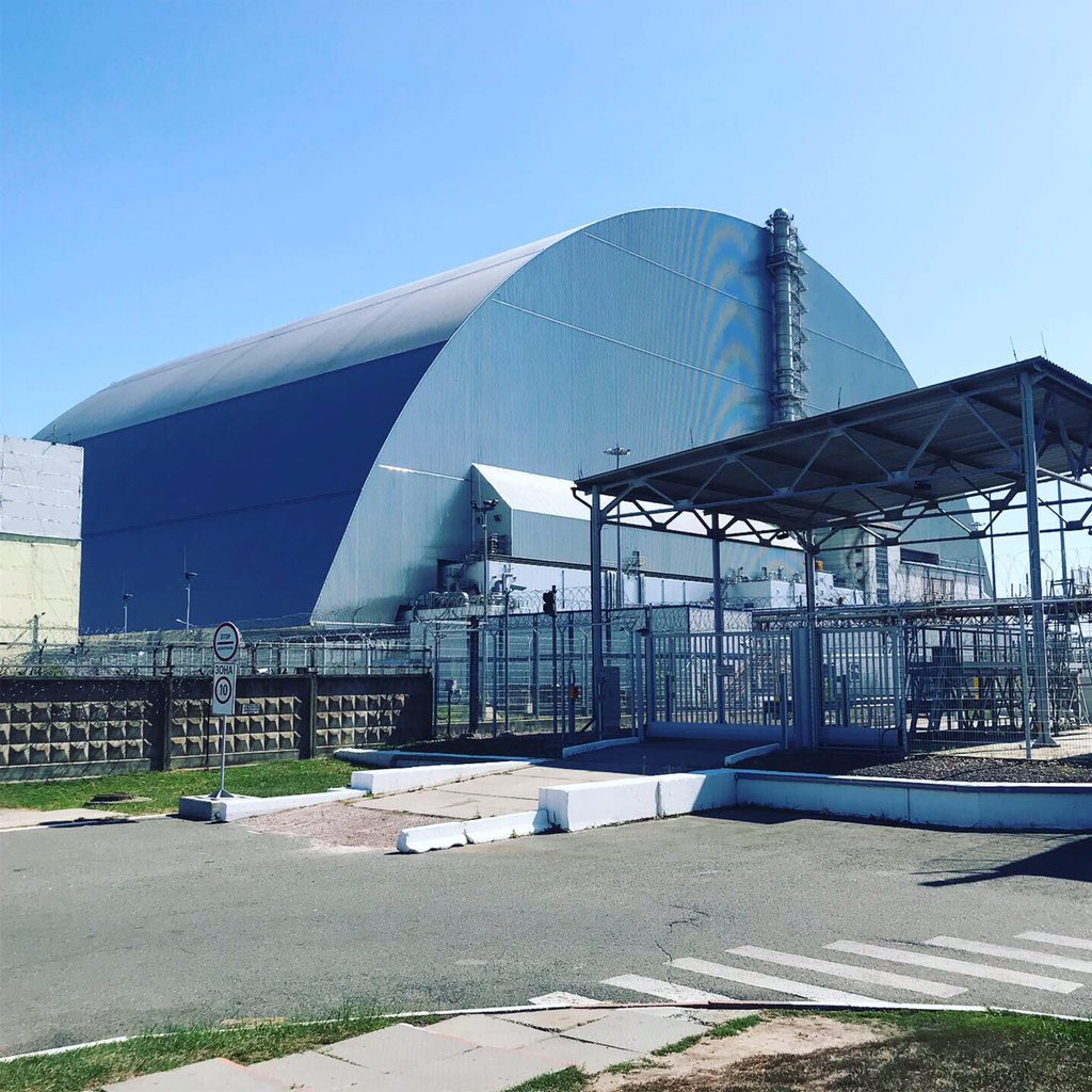 Nous arrivons devant le sarcophage il n’est pas possible de photographier d’autres choses qu’en direction du sarcophage pour des raisons de sécurité.  #Tchernobyl  (Plus de photos:  http://Instagram.com/nashtagstagram )