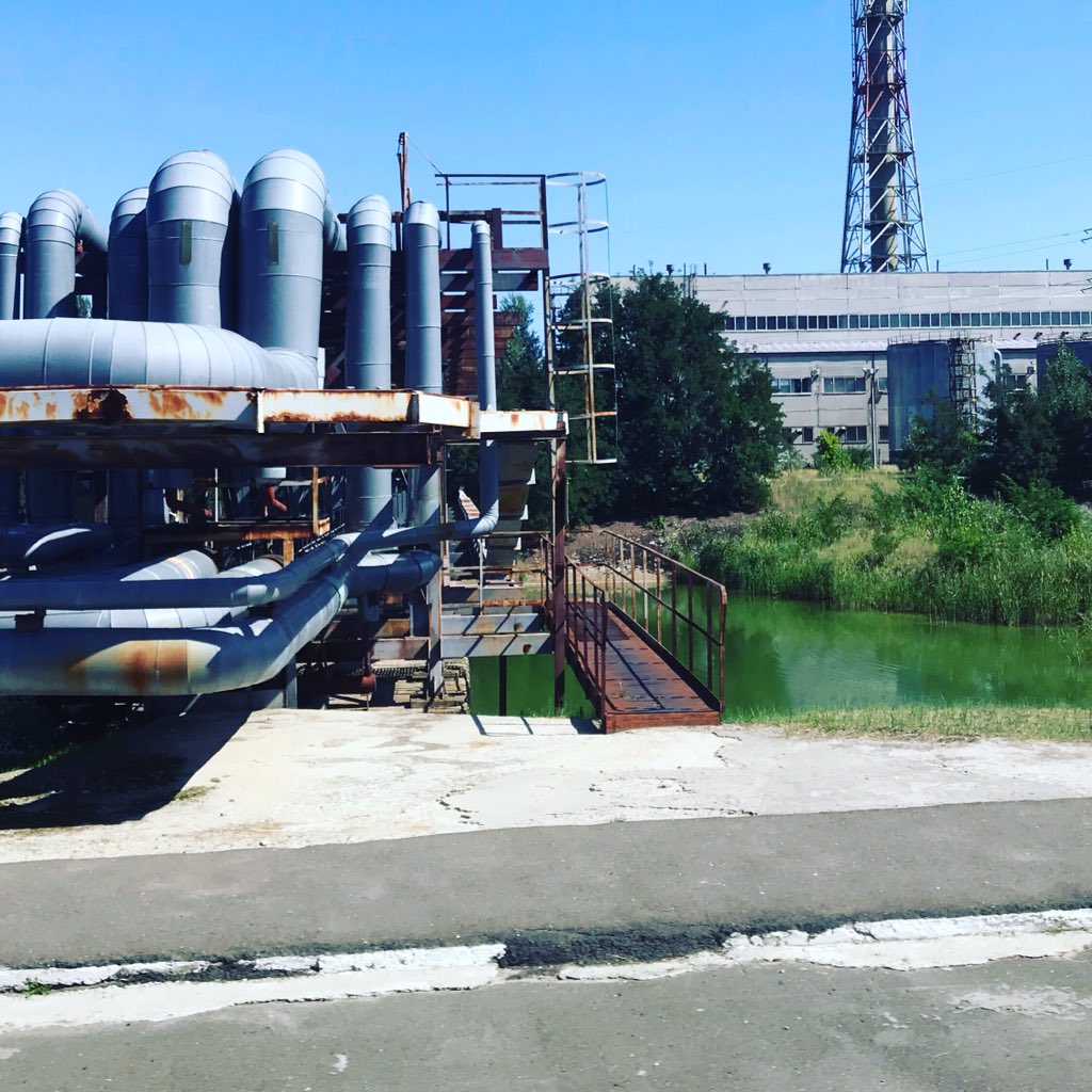 Mais une fois remontés dans le bus, on constate que la caserne de pompiers est à côté de la centrale - à moins de 100 m. Ils furent les premiers arrivés sur place, et les plus touchés.  #Tchernobyl  (Plus de photos:  http://Instagram.com/nashtagstagram )