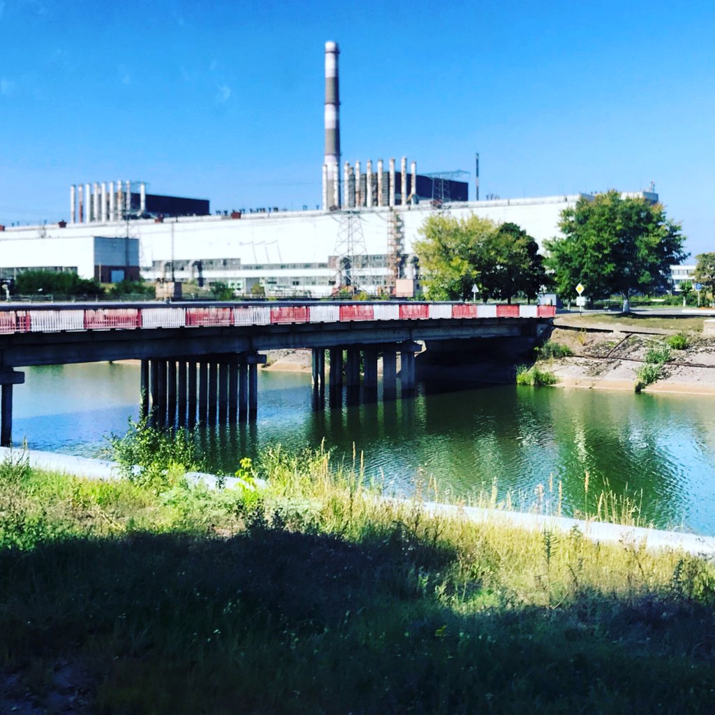 Mais une fois remontés dans le bus, on constate que la caserne de pompiers est à côté de la centrale - à moins de 100 m. Ils furent les premiers arrivés sur place, et les plus touchés.  #Tchernobyl  (Plus de photos:  http://Instagram.com/nashtagstagram )