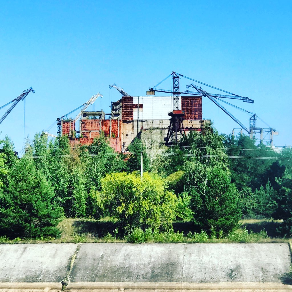 Mais une fois remontés dans le bus, on constate que la caserne de pompiers est à côté de la centrale - à moins de 100 m. Ils furent les premiers arrivés sur place, et les plus touchés.  #Tchernobyl  (Plus de photos:  http://Instagram.com/nashtagstagram )