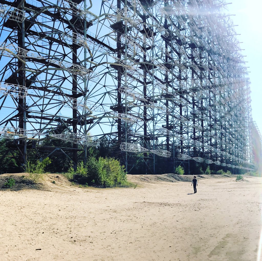 C’est récepteur de 150m de haut s’étirant sur près de 900m s’inscrit dans la lutte anti balistique de la guerre froide, mais d’après la guide, sa fonctionnalité était déficiente.  #Tchernobyl  (Plus de photos:  http://Instagram.com/nashtagstagram )