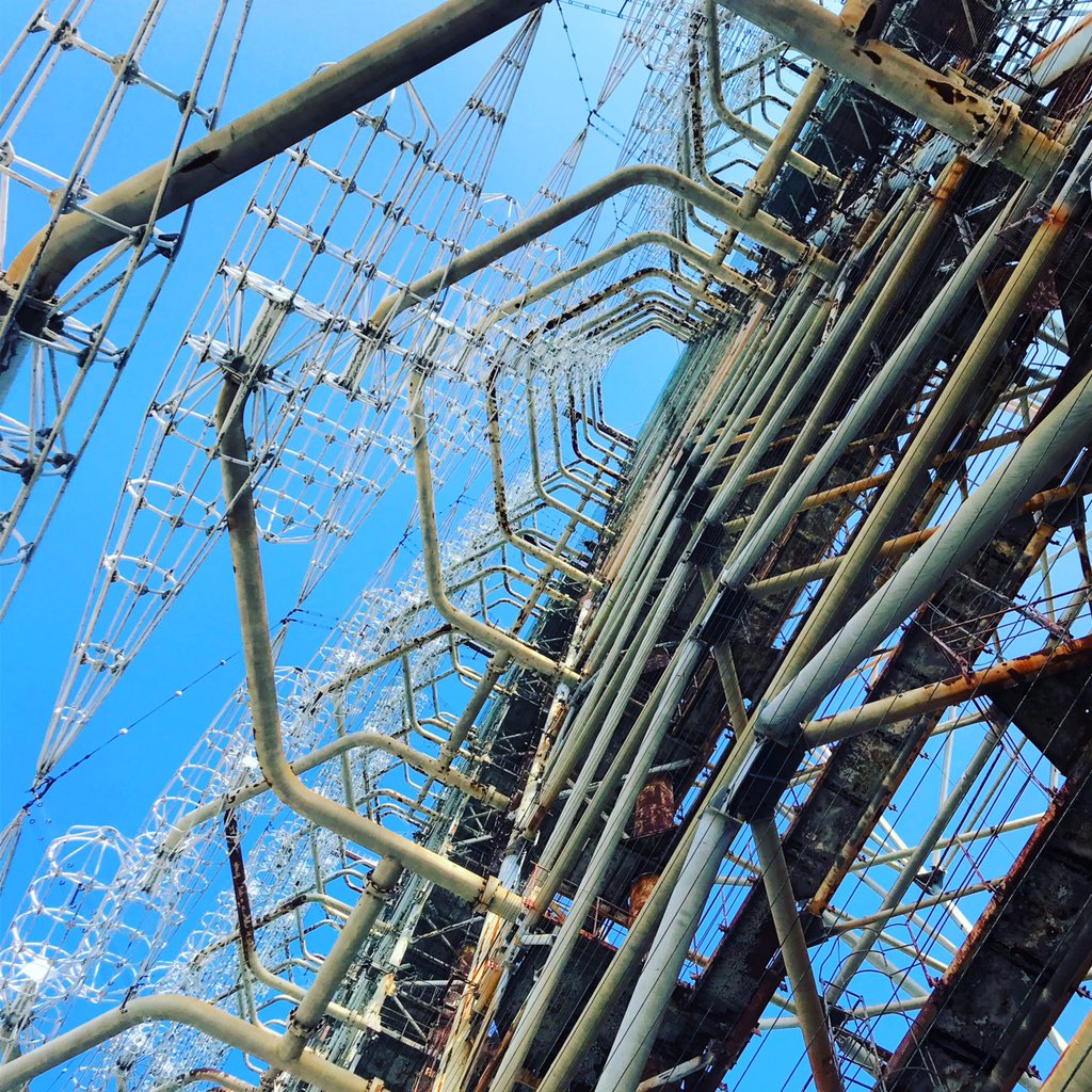 C’est récepteur de 150m de haut s’étirant sur près de 900m s’inscrit dans la lutte anti balistique de la guerre froide, mais d’après la guide, sa fonctionnalité était déficiente.  #Tchernobyl  (Plus de photos:  http://Instagram.com/nashtagstagram )