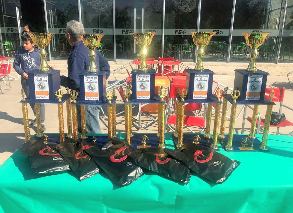 TonyMorenoOK's tweet photo. LOS MÁS CAMPEONES 🏆 Junto a #ARBFI hicimos entrega de los premios de la #1raEdicion #SuperCopaDeCampeones "Ciudad de La Rioja " FELICITACIONES a todo el Baby Futbol !!
#AsocRiojanaDeBabyFutbolInfantil
#GerenciaDeDeporteInfJuvenil
#GestionAlbertoParedesUrquiza
@ParedesUrquiza https://t.co/NpGiFqP6XV