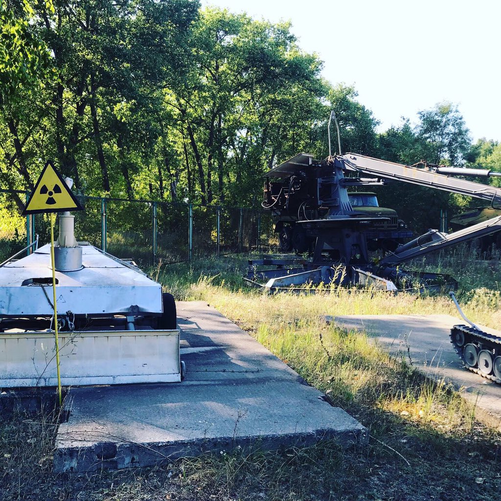 Nous nous arrêtons devant les véhicules ayant servi à nettoyer la zone et devant le monument civil en hommage au personnel étant intervenu.  #Tchernobyl  (Plus de photos:  http://Instagram.com/nashtagstagram )