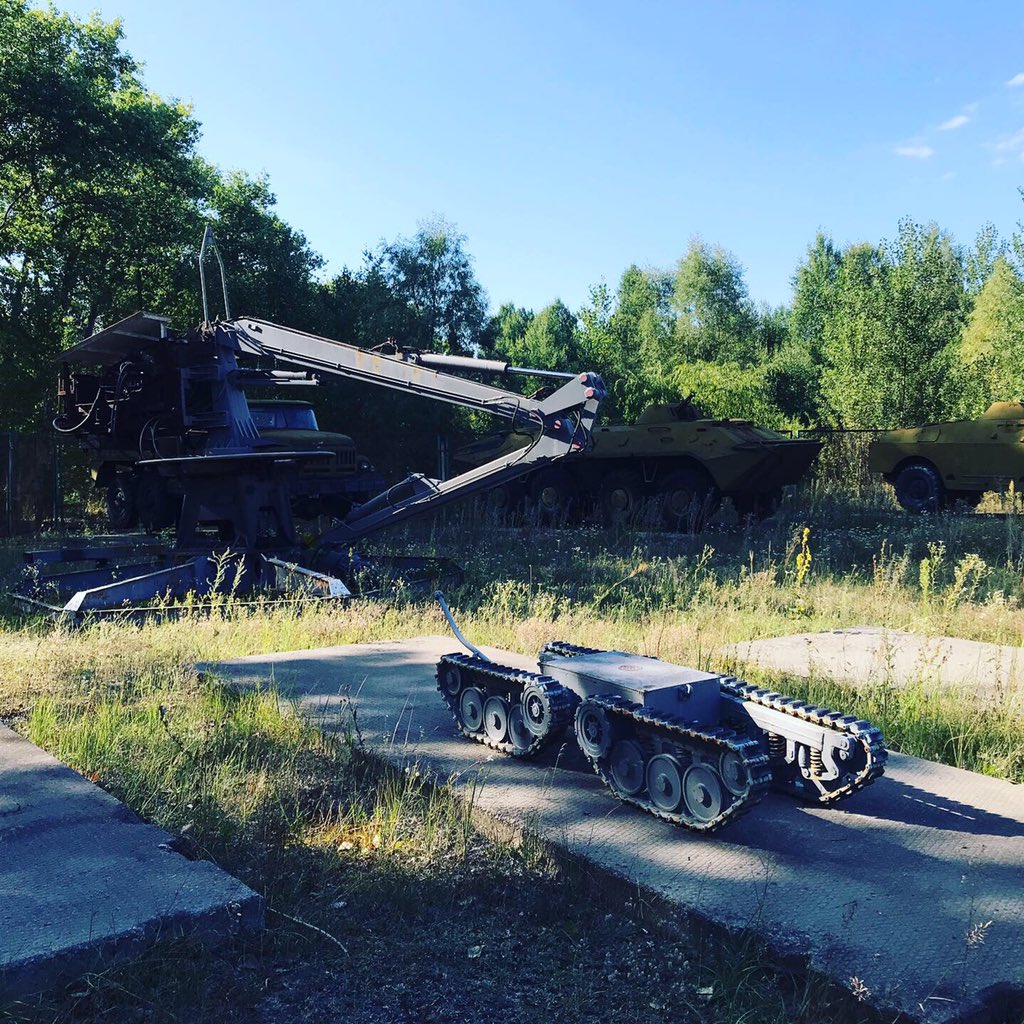 Nous nous arrêtons devant les véhicules ayant servi à nettoyer la zone et devant le monument civil en hommage au personnel étant intervenu.  #Tchernobyl  (Plus de photos:  http://Instagram.com/nashtagstagram )