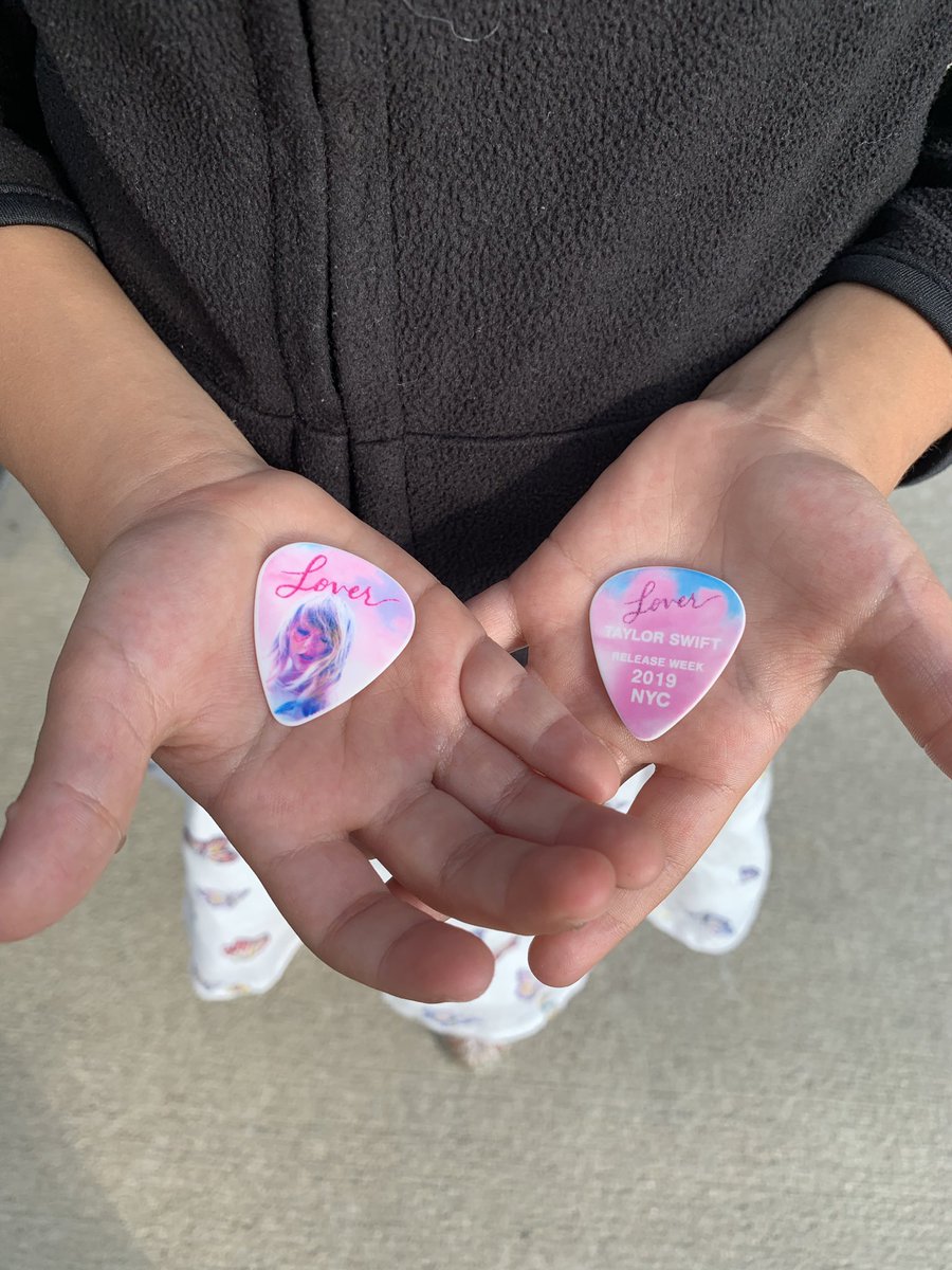 oliversshaw's tweet photo. They gave us picks as we were leaving but Mia didn’t get one. she started sobbing. We told her ask the person nicely if she could have one too &amp; oh my gosh!!! That person was soooo nice to her!! They gave her THREE so she could “give to her friends” brb CRYIN #TheLoverExperience https://t.co/KLzhzNW6xG