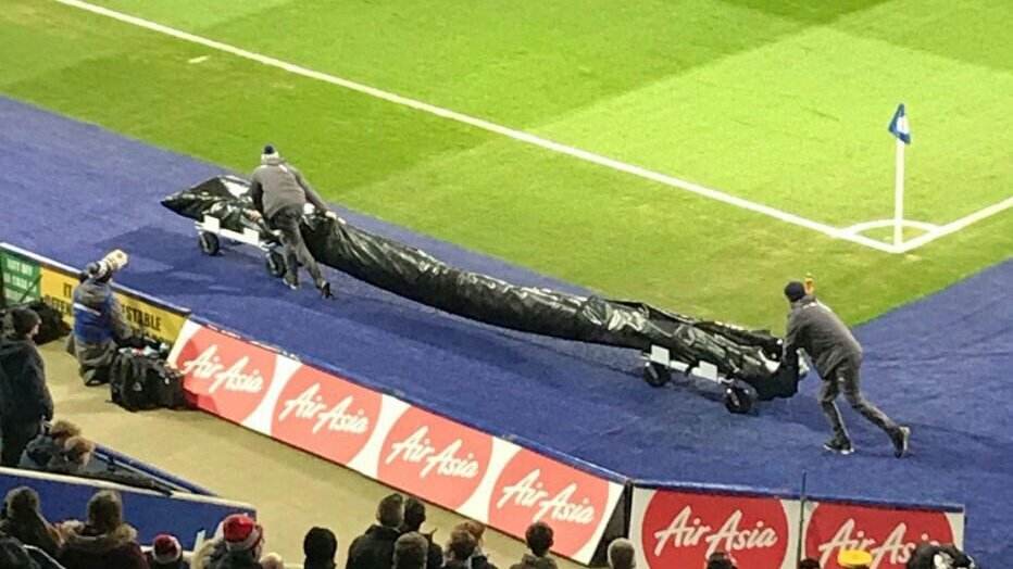 FranSajonian's tweet photo. [IMÁGENES EXCLUSIVAS] 
Así retiran el pene de Nahuel Bustos del campo de juego del Monumental https://t.co/rLpQaO3aKE