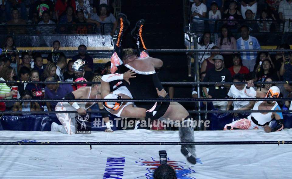 LaTijeraLucha's tweet photo. En relevos australianos los rudos #ApoloEstradaJr #FulgorI #FulgorII Vs #Demasiado #Relampago #BlackDragon,el triunfo se lo llevó la tripleta d técnicos y parte del público de #ArenaNaucalpan premió con monedas el desempeño de los luchadores.
#IWRG Vs #GAW Vs #AAA
#latijera https://t.co/CGNFdgNh2v